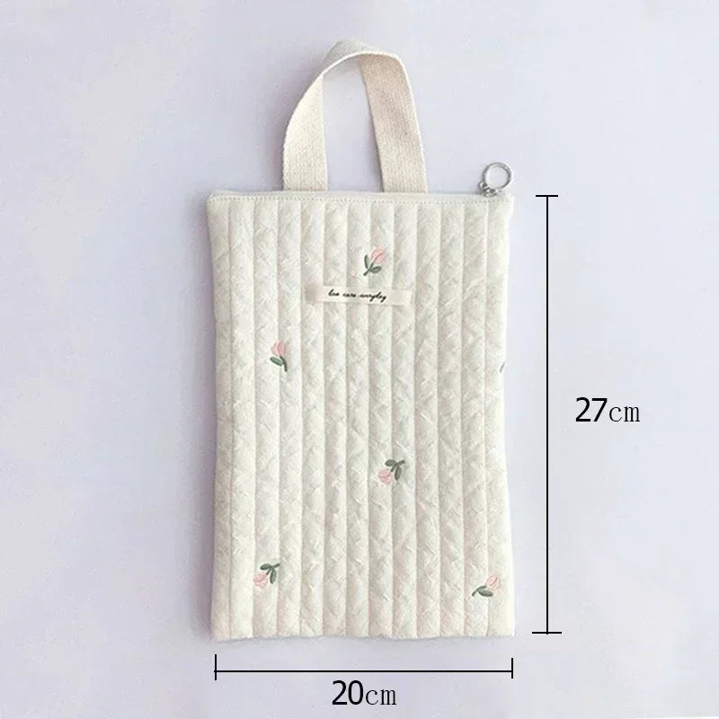 Diaper bag: the essentials, nothing but the essentials
