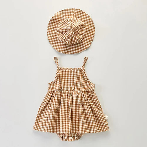 Monos y gorros de cuadros para niñas: ¡elegancia clásica desde la cuna!