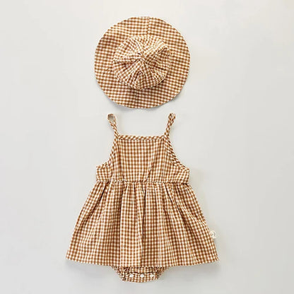 Monos y gorros de cuadros para niñas: ¡elegancia clásica desde la cuna!