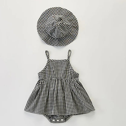 Monos y gorros de cuadros para niñas: ¡elegancia clásica desde la cuna!
