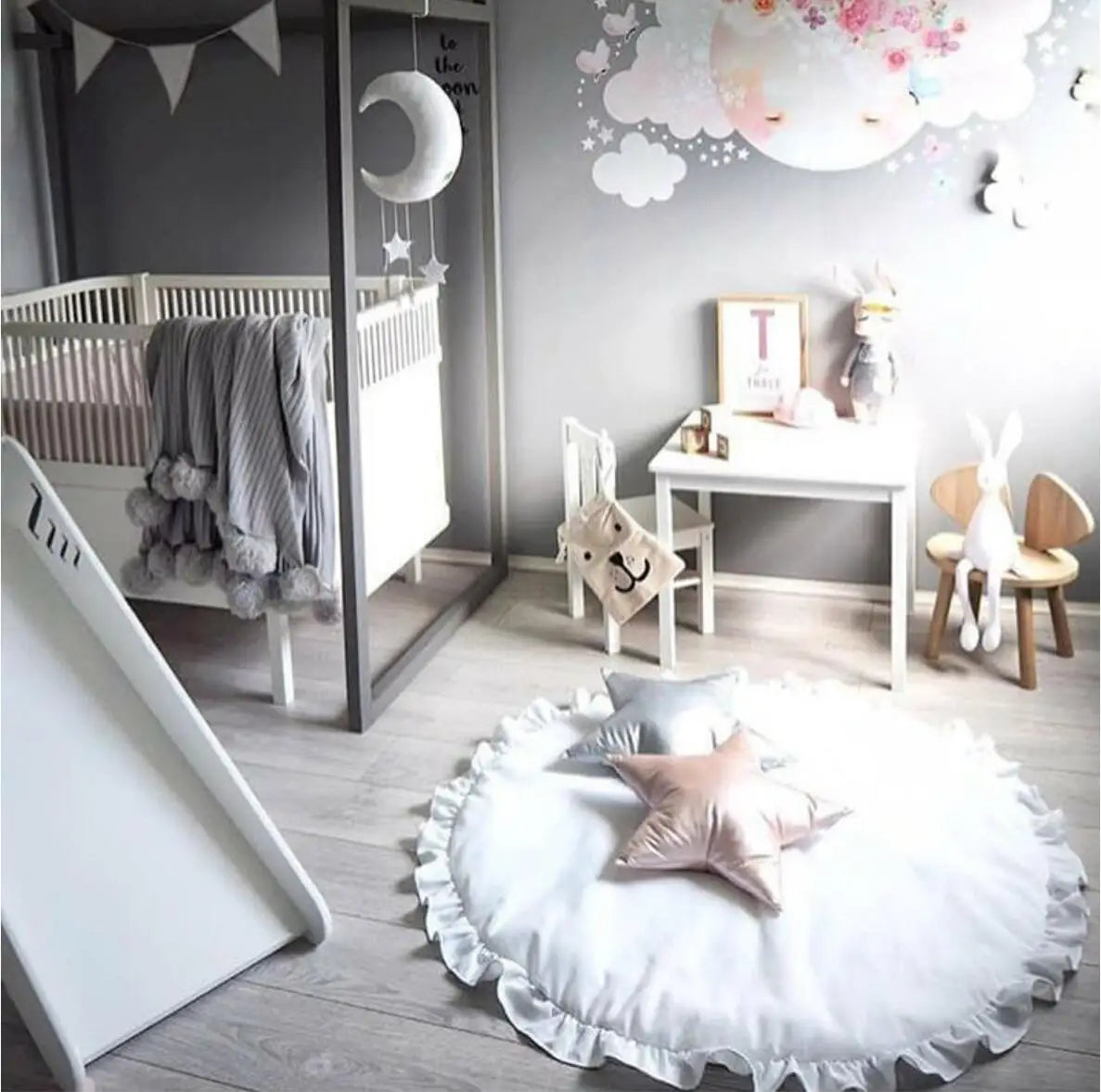 Round floor mat: softness and tenderness combined
