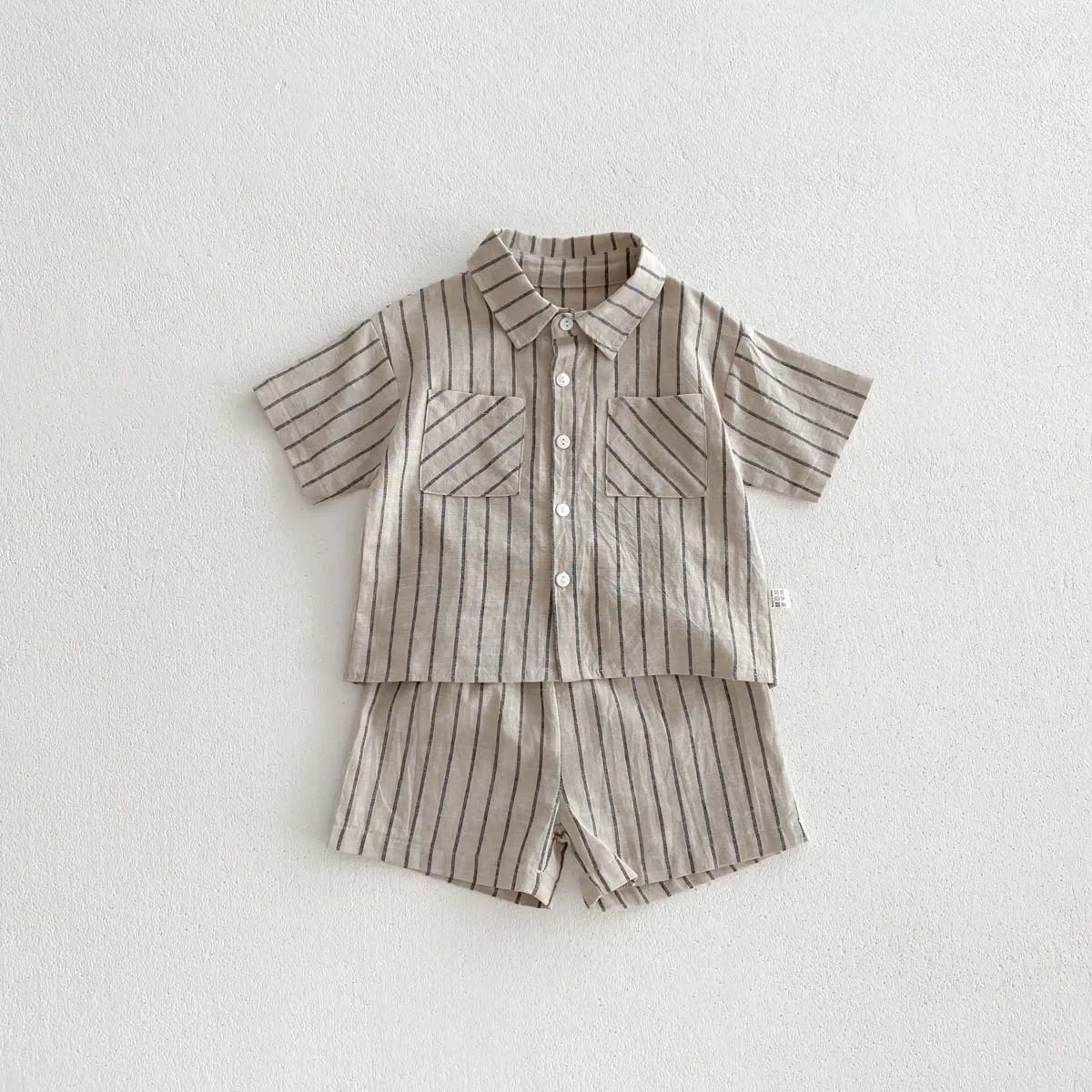 Conjunto de camisa y pantalón corto para niño: ¡un look pequeño, un gran impacto!