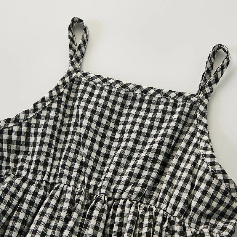 Monos y gorros de cuadros para niñas: ¡elegancia clásica desde la cuna!